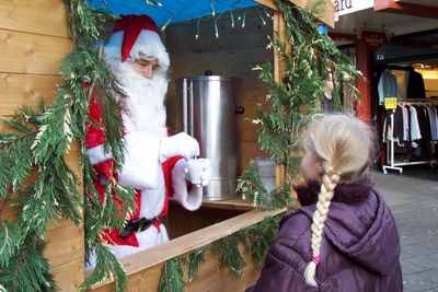 De Kerstman met chocolademelk