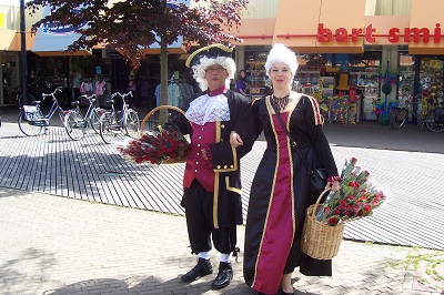 Het uitdelen van rozen op moederdag.